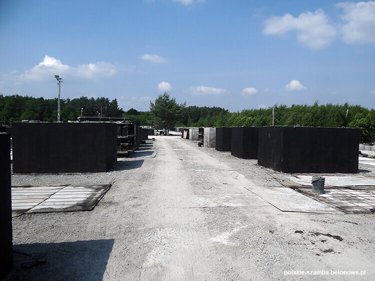 Szamba betonowe na placu
