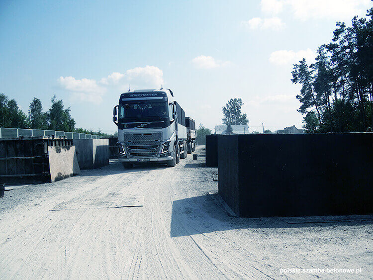 Transport szamb betonowych  w Błażowej